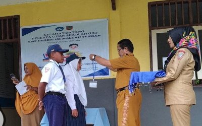 PEMBAGIAN ID CARD KEPADA PESERTA UJIAN